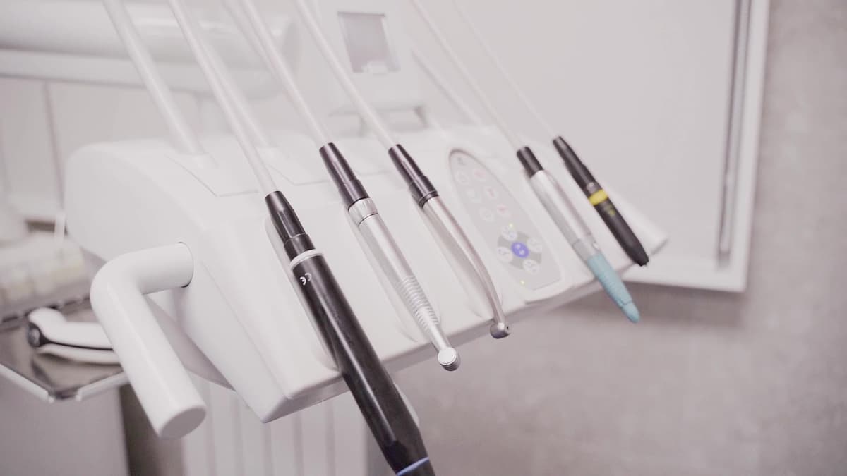 Behandlungseinheit mit Handstücken und kleinem Bildschirm